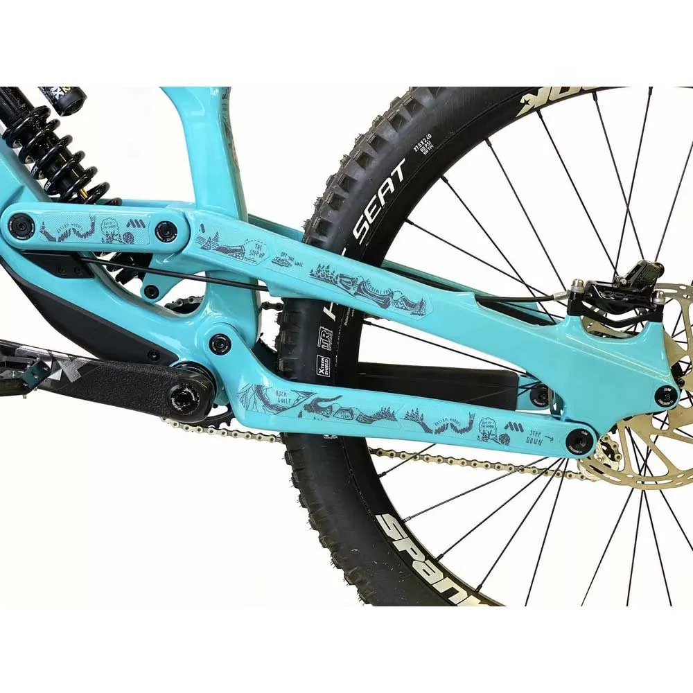 All Mountain Style Red Bull Hardline Ramskydd