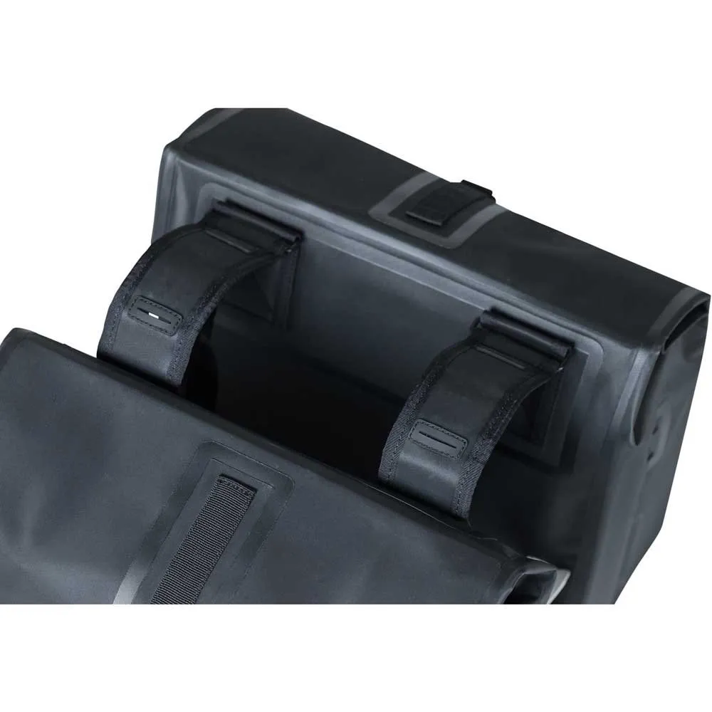 Basil Urban Dry Double Sidoväskor 50l, Matte black, One Size Basil Urban Dry Double Sidoväskor 50l, Matte black, One Size