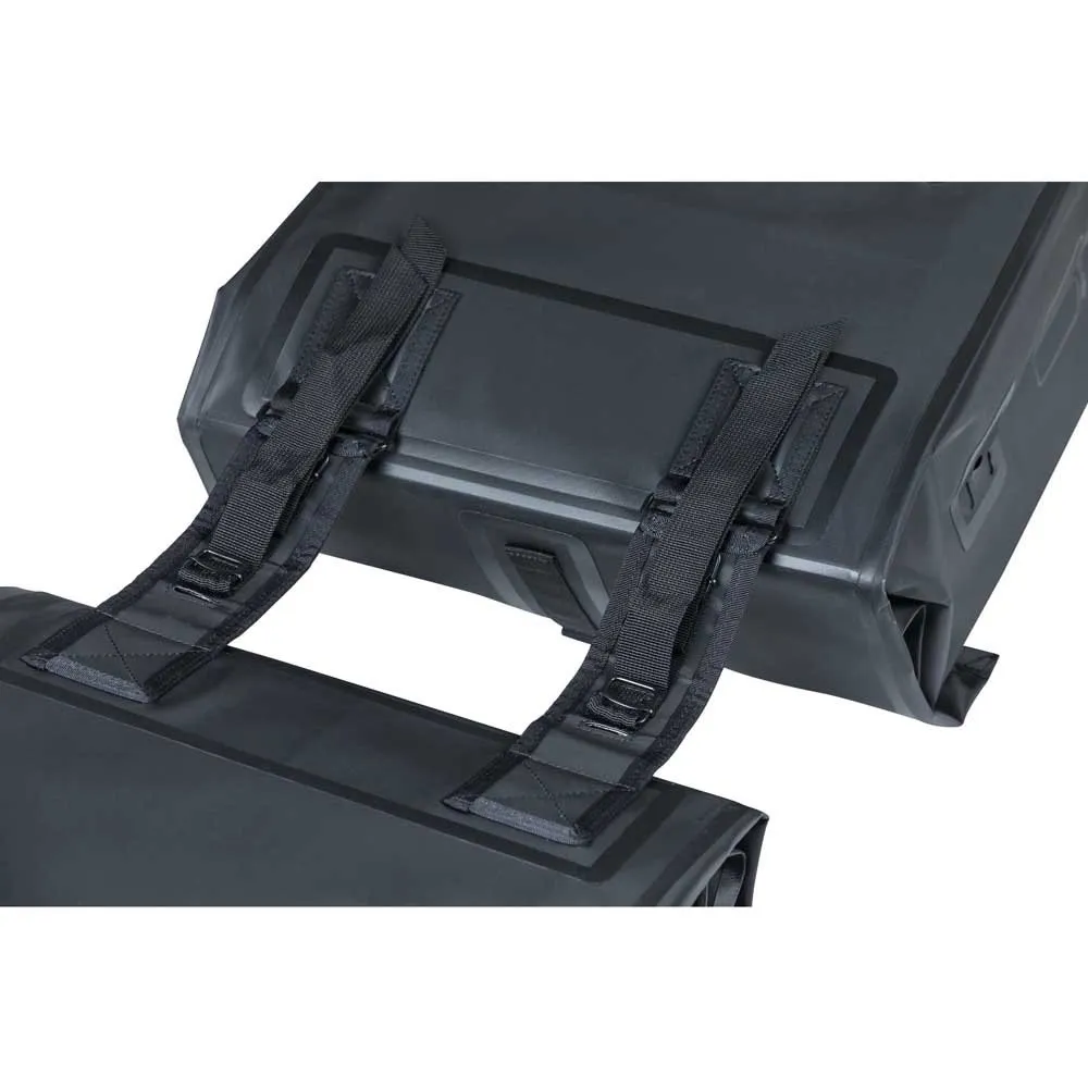 Basil Urban Dry Double Sidoväskor 50l, Matte black, One Size Basil Urban Dry Double Sidoväskor 50l, Matte black, One Size