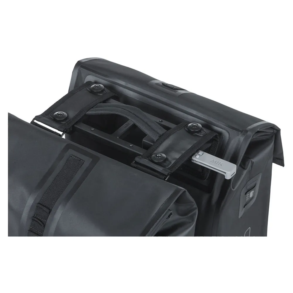 Basil Urban Dry Mik Sidoväskor 50l, Matte black, One Size Basil Urban Dry Mik Sidoväskor 50l, Matte black, One Size