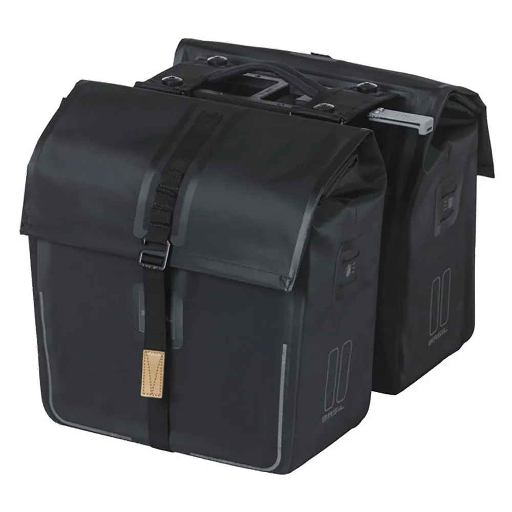 Basil Urban Dry Mik Sidoväskor 50l, Matte black, One Size Basil Urban Dry Mik Sidoväskor 50l, Matte black, One Size