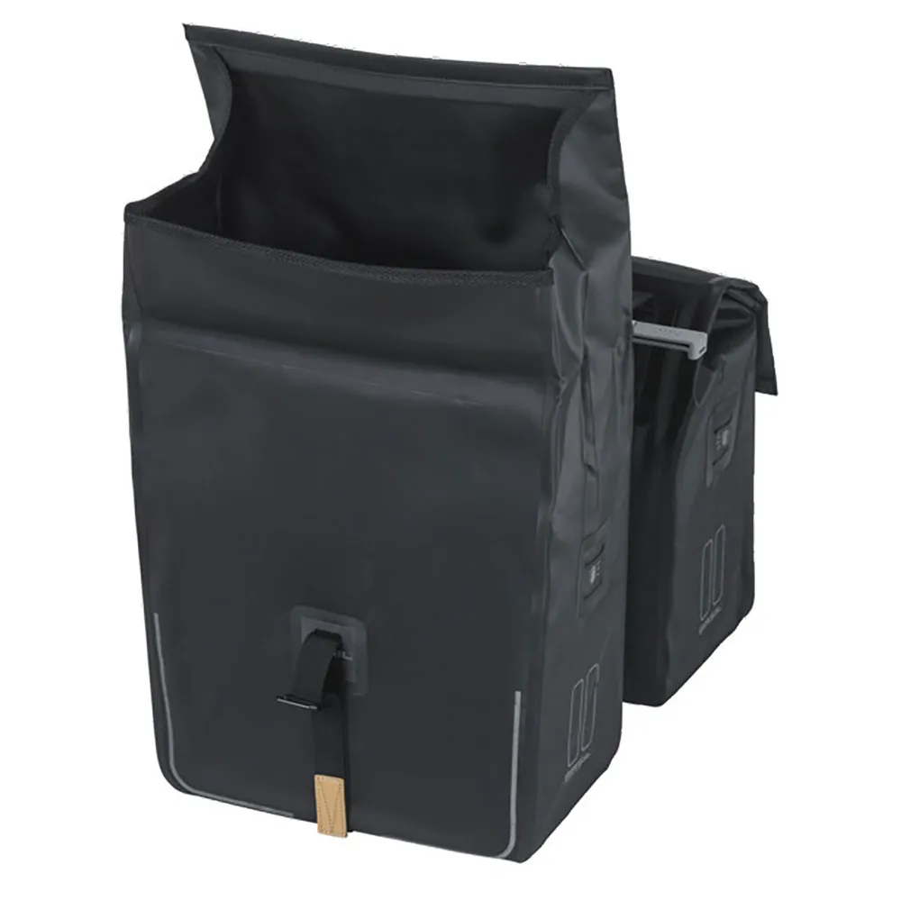 Basil Urban Dry Mik Sidoväskor 50l, Matte black, One Size Basil Urban Dry Mik Sidoväskor 50l, Matte black, One Size