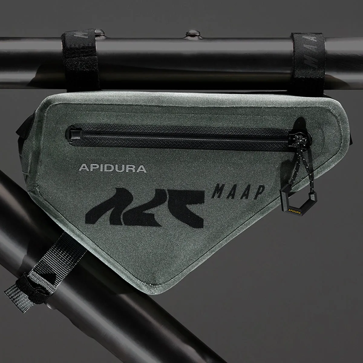 MAAP X APIDURA Frame Pack 1L, Loam MAAP X APIDURA Frame Pack 1L, Loam