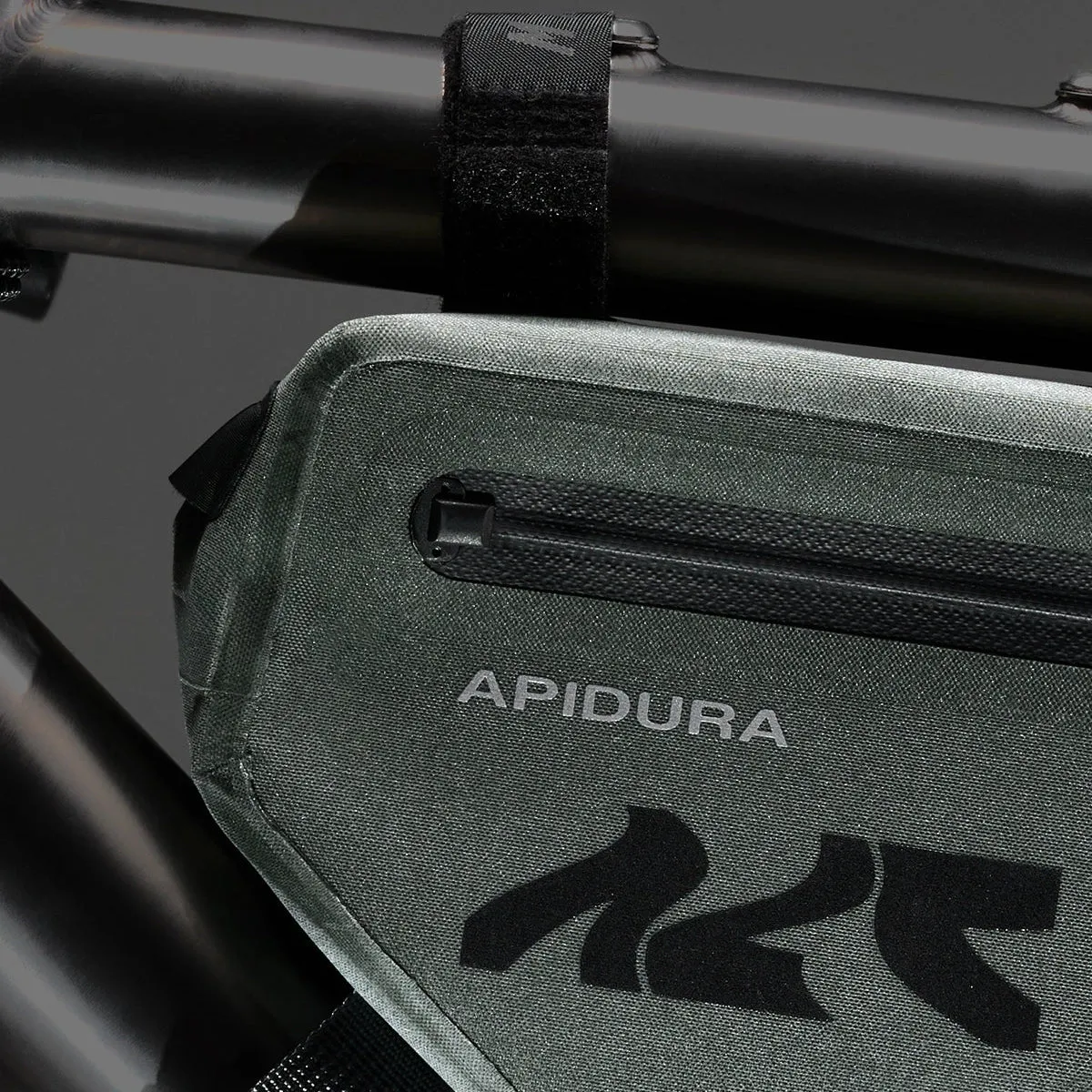 MAAP X APIDURA Frame Pack 1L, Loam MAAP X APIDURA Frame Pack 1L, Loam
