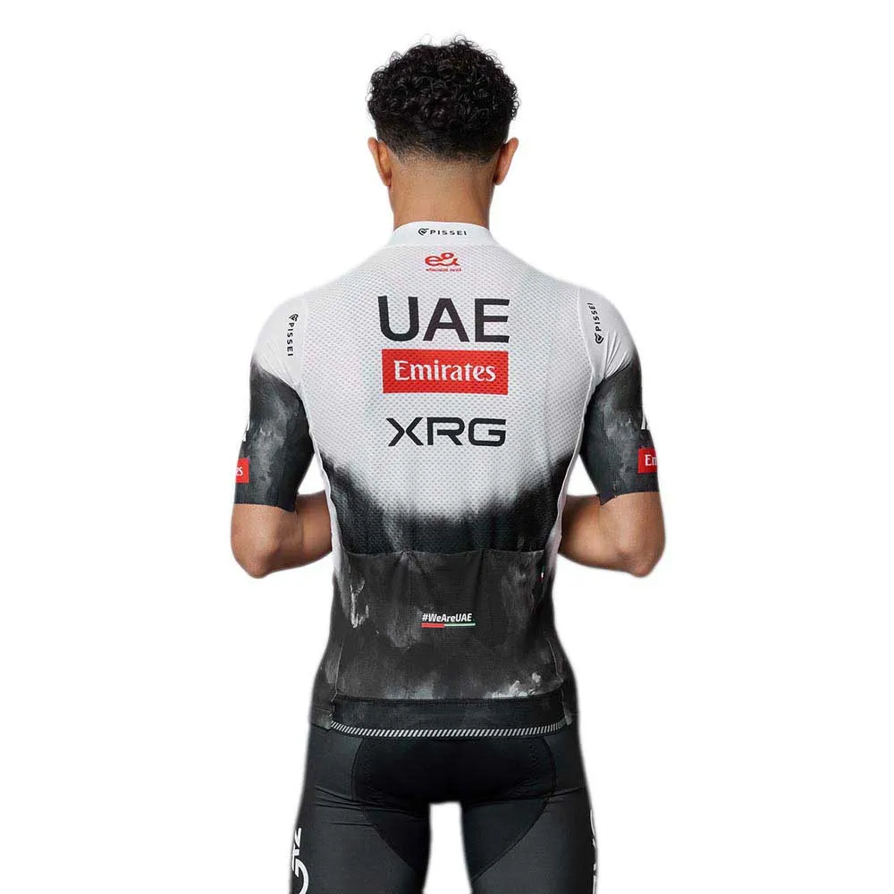 Pissei Uae Team Emirates-xrg 2025 Replica Korta ärmar Cykeltröja Pissei Uae Team Emirates-xrg 2025 Replica Korta ärmar Cykeltröja