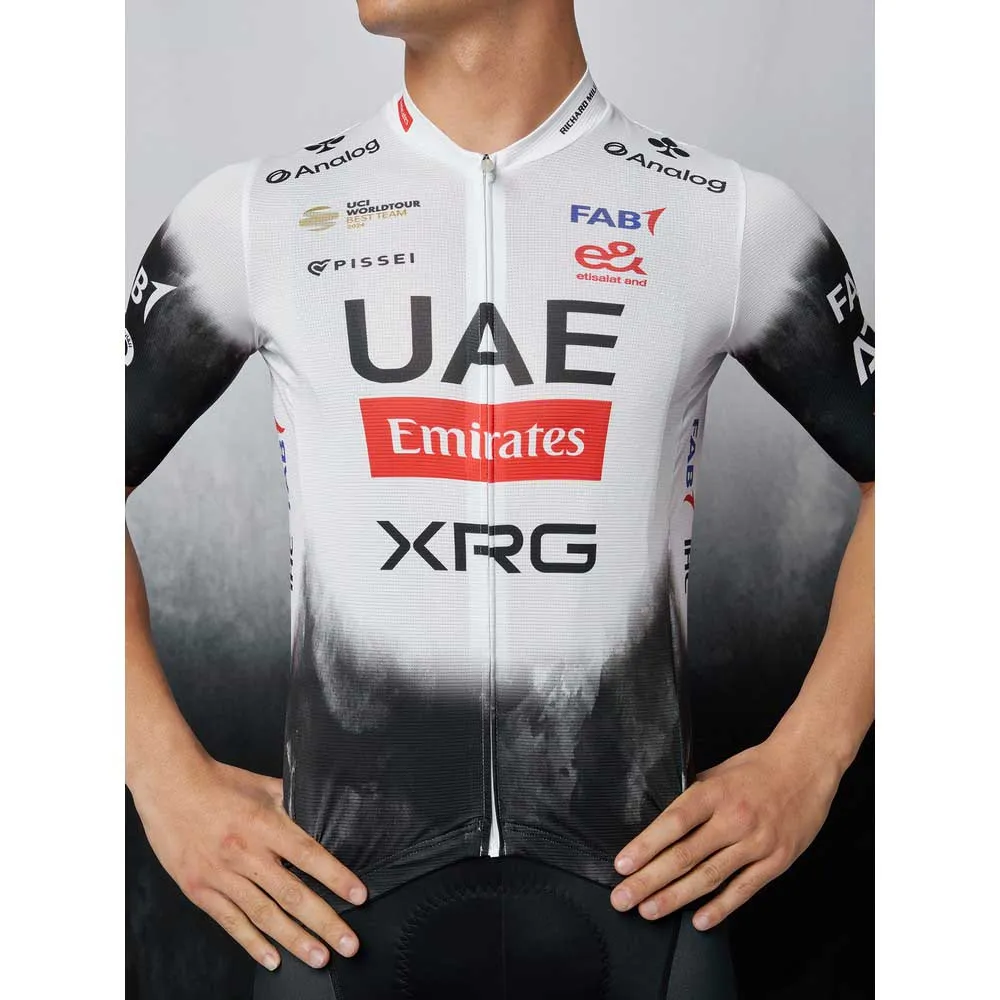 Pissei Uae Team Emirates-xrg 2025 Replica Korta ärmar Cykeltröja Pissei Uae Team Emirates-xrg 2025 Replica Korta ärmar Cykeltröja