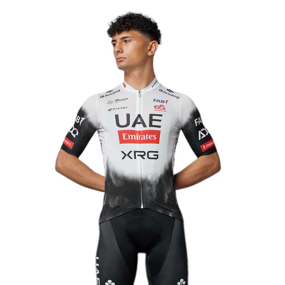 Pissei Uae Team Emirates-xrg 2025 Replica Korta ärmar Cykeltröja Pissei Uae Team Emirates-xrg 2025 Replica Korta ärmar Cykeltröja