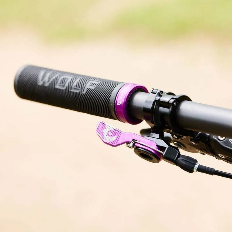 Wolf Tooth Echo Lock-on Styrehandtag, Black / ultraviolet purple, 132mm Wolf Tooth Echo Lock-on Styrehandtag, Black / ultraviolet purple, 132mm